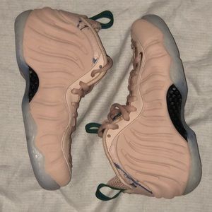 Women’s foamposite